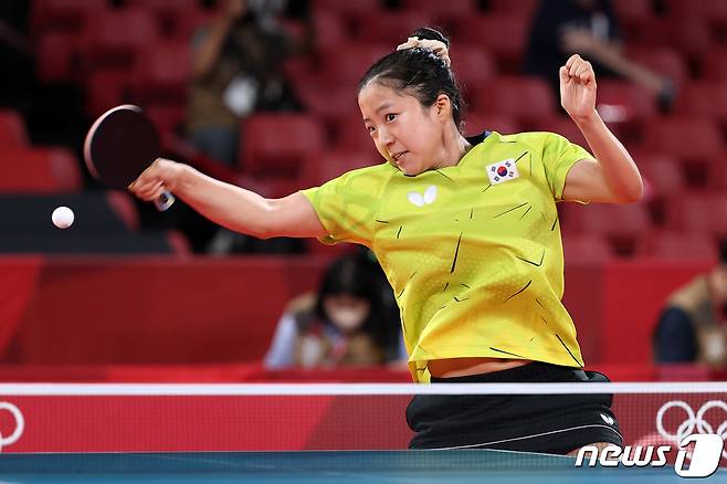 신유빈이 '2020 도쿄올림픽' 여자 탁구 단체전 8강전 경기에서 공격을 하고 있다. 2021.8.3/뉴스1 ⓒ News1 이재명 기자