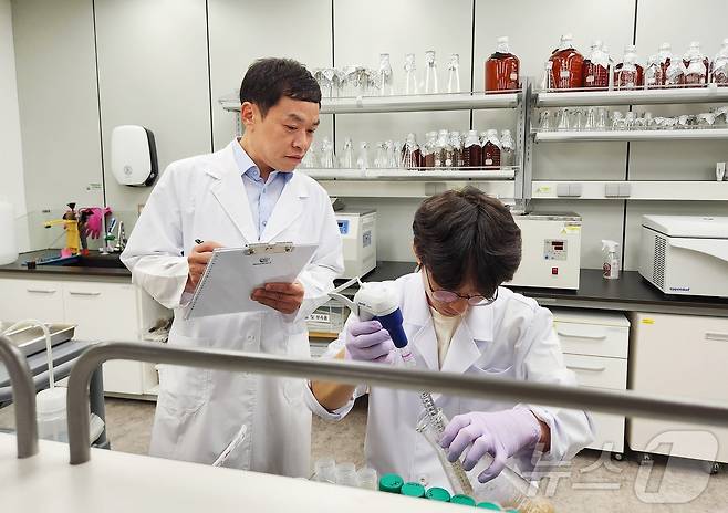지난 25일 국립축산과학원 연구실에서 김기현 농업연구사(농학박사, 왼쪽)와 서강민 박사가 반려동물 사료의 체외 소화율 실험을 하고 있다. ⓒ 뉴스1 한송아 기자