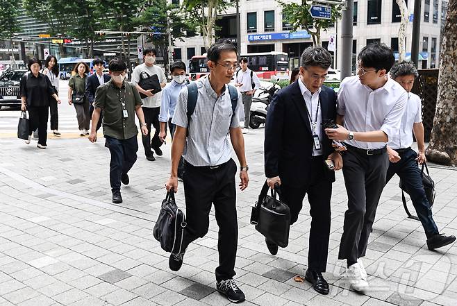 금융감독원 직원들이 30일 서울 강남구 큐텐 테크놀로지 본사에 티몬·위메프 정산지연 사태 관련해 조사를 위해 들어가고 있다. (공동취재) 2024.7.30/뉴스1 ⓒ News1 김도우 기자