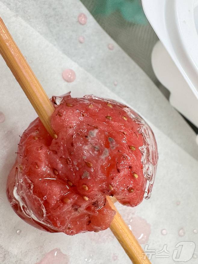 최근 A 씨가 국내 대형 프랜차이즈 카페에서 시켜 먹은 딸기 탕후루에 곰팡이가 피어 있다. (A 씨 제공) 2024.7.30/뉴스1