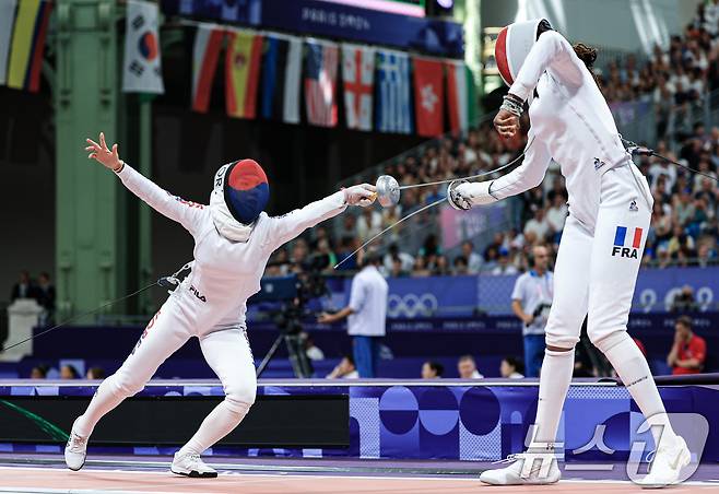 대한민국 펜싱 대표팀 송세라 선수가 30일 오후(한국시간) 프랑스 파리 그랑 팔레에서 열린 2024 파리올림픽 펜싱 여자 에페 단체 8강 경기에서 프랑스와 맞대결을 펼치고 있다. 2024.7.30/뉴스1 ⓒ News1 박정호 기자