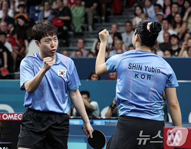 대한민국 탁구 대표팀 신유빈, 임종훈 선수가 30일(한국시간) 프랑스 파리 사우스 파리 아레나4에서 열린 '2024 파리올림픽' 탁구 혼합복식 홍콩과의 동메달 결정전 경기에서 득점한 후 기뻐하고 있다. 2024.7.30/뉴스1 ⓒ News1 이동해 기자