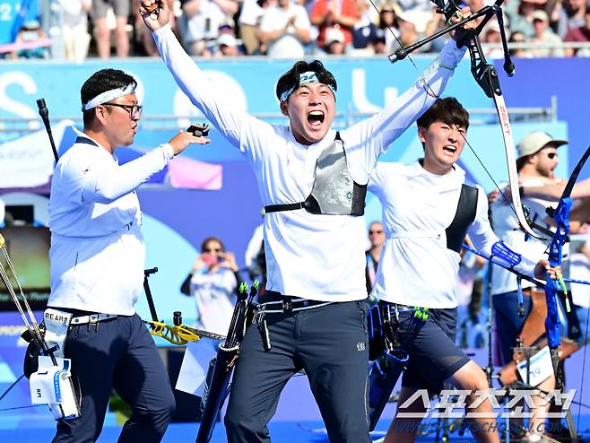 남자 양궁 대표팀의 김우진(왼쪽부터), 이우석, 김제덕이 30일(한국시간) 프랑스 파리 앵발리드에서 열린 2024 파리올림픽 양궁 남자 리커브 단체 결승전에서 프랑스를 꺾고 금메달을 확정한 순간 함께 기뻐하고 있다. 한국 남자 양궁은 올림픽 3연패를 달성했다. 파리(프랑스)=정재근 기자 cjg@sportschosun.com/2024.7.30/