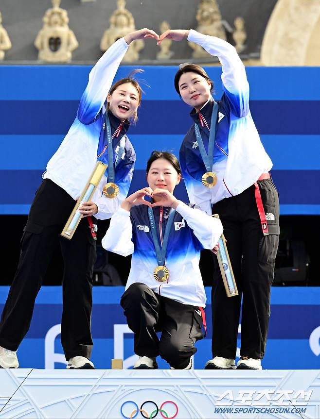 28일(한국시각) 프랑스 파리 앵발리드에서 열린 '2024 파리올림픽' 양궁 여자 리커브 단체전 금메달을 딴 한국 전훈영, 임시현, 남수현이 시상대에 올라 세리머니를 펼치고 있다. 파리(프랑스)=정재근 기자 cjg@sportschosun.com/2024.7.28/