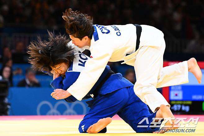 허미미가 30일(한국시각) 파리 샹드마르스 아레나에서 열린 여자유도 57㎏ 결승전에서 캐나다 데구치와 대결해 연장 승부에서 벌점을 받아 아쉽게 패했다. 데구치를 상대로 업어치기 공격을 시도하는 허미미. 파리(프랑스)=정재근 기자 cjg@sportschosun.com/2024.7.30/