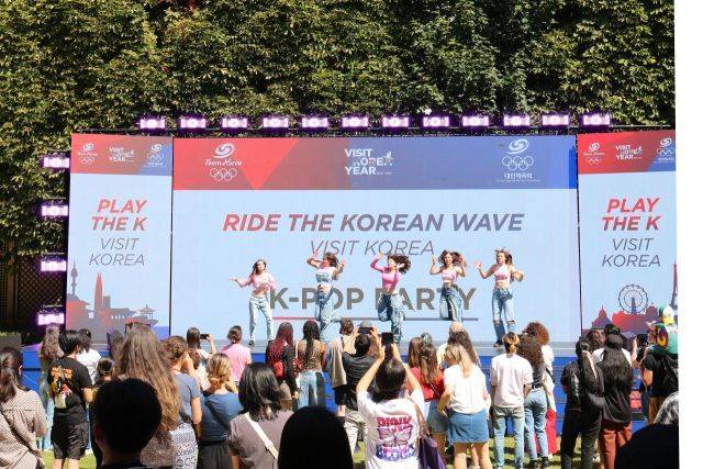 2024 파리하계올림픽 기간 방문객들이 문화체육관광부와 한국관광공사가 준비한 K팝 커버댄스 공연을 관람하고 있다. [사진 제공=한국관광공사]