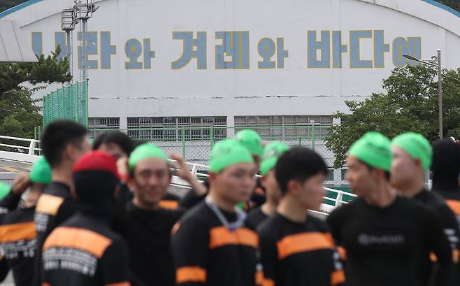 지난 22일 경남 창원시 해군사관학교 앞바다에서 해군사관생도들이 전투수영훈련을 준비하는 가운데 '나라와 겨레와 바다에' 문구가 눈에 들어온다. /김동환 기자
