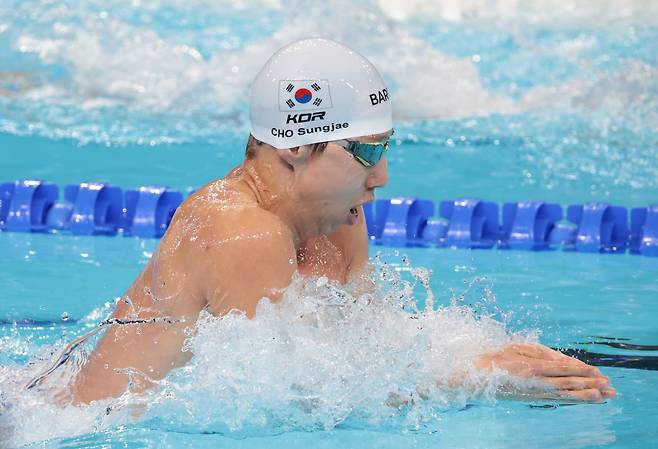 30일(한국 시각) 프랑스 파리 라데팡스 아레나에서 열린 2024 파리올림픽 수영 남자 200m 평영 예선전에서 조성재가 역영하고 있다. /연합뉴스