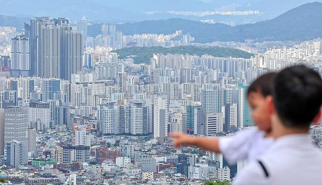 서울 중구 남산에서 바라본 서울 도심 아파트 단지 모습. /뉴스1