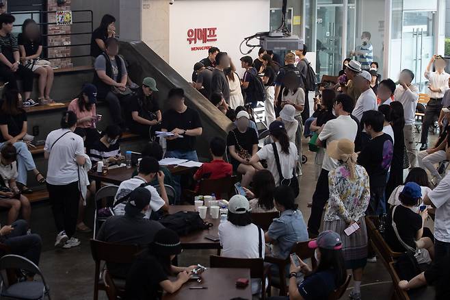 지난 25일 서울 강남구 위메프 본사가 '정산 지연 사태'로 환불을 요구하는 고객로 붐비고 있다. 싱가포르 기반 전자상거래업체 큐텐의 계열사인 위메프와 티몬에선 셀러 대금 정산 지연이 발생하면서 사태 여파가 커지고 있다. /뉴스1