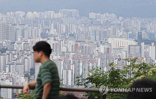 서울 아파트 매매가가 파죽지세로 오르며 5년 10개월여 만에 최대 주간 상승 폭을 나타냈다. 한국부동산원이 지난 25일 발표한 '7월 넷째 주 주간 아파트 가격 동향' 보고서에 따르면 이번 주 서울의 아파트 매매가격은 전주 대비 0.30% 상승하며 18주 연속 상승세를 이어갔다. 사진은 이날 서울 남산에서 바라본 시내 아파트 모습. [연합뉴스]