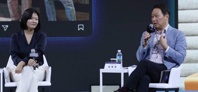 지난 19일 대한상공회의소 제주포럼 'AI 시대, 우리 기업의 도전과 미래 비전' 토크쇼에서 최태원 대한상의 회장(오른쪽)과 최수연 네이버 대표가 AI를 주제로 대담하고 있다. 대한상공회의소 제공
