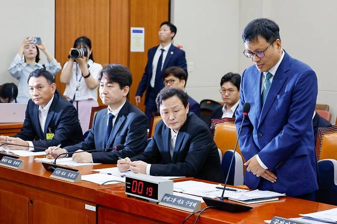 구영배 큐텐그룹 대표가 30일 서울 여의도 국회에서 열린 '티몬·위메프 사태' 관련 정무위원회 긴급현안질의에 출석해 고개 숙여 사과하고 있다. 뉴스1