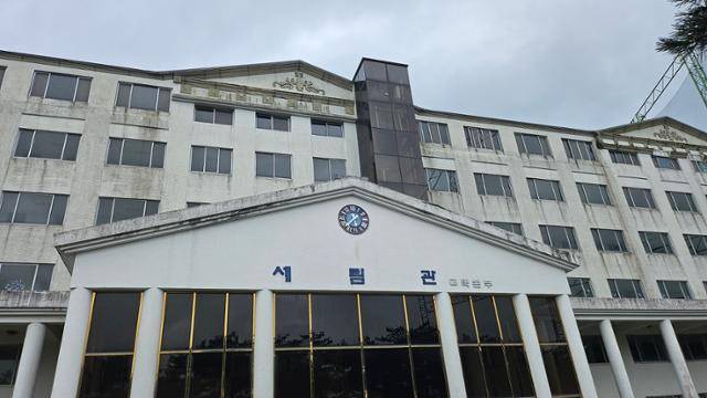 성화대학교 대학본부. 강진군은 건물을 리모델링 후 청년 창업가 거점 공간으로 활용하겠다는 구상을 추진 중이다.