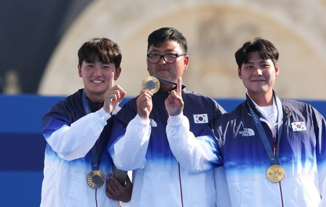 한국 남자 양궁 국가대표 김제덕, 김우진, 이우석이 29일(현지시간) 2024 파리 올림픽 남자 단체전에서 우승한 뒤 금메달을 들고 기념사진을 촬영하고 있다. 파리=서재훈 기자