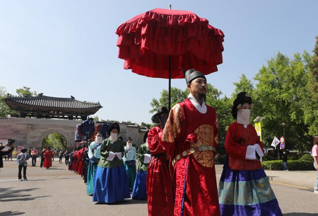 지난해 5월 서울 종로구 청와대에서 열린 청와대 국민개방 기념행사에서 조선의 왕과 왕비와 함께 걷는 왕가의 산책이 진행되고 있다. 사진은 기사 내용과 직접적인 관련 없음. 뉴스1