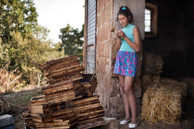 젤소미나는 집안일을 도우면서 동생까지 돌봐야 하는 현실에서 벗어나 새로운 삶을 살고 싶다. 엠앤엠인터내셔널 제공