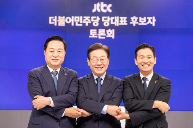 김두관(왼쪽부터), 이재명, 김지수 더불어민주당 당대표 후보가 30일 오후 서울 마포구 JTBC에서 TV토론회 시작에 앞서 기념 촬영을 하고 있다. 뉴스1