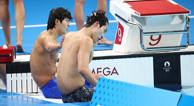 <yonhap photo-1854=""> 아쉬운 황선우, 결승 진출 실패 (파리=연합뉴스) 김인철 기자 = 28일(현지시간) 프랑스 파리 라데팡스 아레나에서 열린 2024 파리올림픽 수영 남자 자유형 200m 준결승에서 레이스를 마친 뒤 김우민이 황선우를 위로하고 있다. 황선우는 준결승 9위로 결승 진출에 실패했다. 2024.7.29 yatoya@yna.co.kr/2024-07-29 04:18:55/ <저작권자 ⓒ 1980-2024 ㈜연합뉴스. 무단 전재 재배포 금지, AI 학습 및 활용 금지></yonhap>