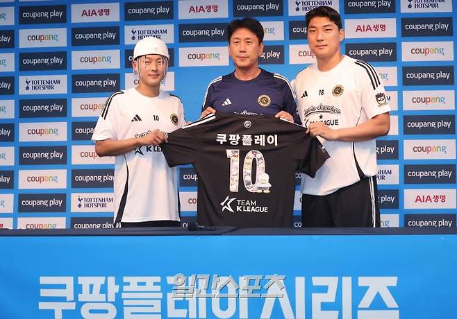 K리그 올스타로 이뤄진 팀K리그 이승우, 박태하 감독, 주민규가 잉글랜드 프로축구 프리미어리그(EPL) 토트넘 홋스퍼와 2024쿠팡플레이시리즈 1차전 경기를 앞두고 30일 오후 서울 마포구 서울월드컵경기장에서 기자회견을 가졌다. 기자회견을 마친 세 명이 유니폼을 들고 함께 포즈를 취하고 있다. 상암=김민규 기자 mgkim1@edaily.co.kr /2024.07.30/