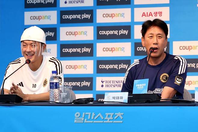 K리그 올스타로 이뤄진 팀K리그 이승우, 박태하 감독, 주민규가 잉글랜드 프로축구 프리미어리그(EPL) 토트넘 홋스퍼와 2024쿠팡플레이시리즈 1차전 경기를 앞두고 30일 오후 서울 마포구 서울월드컵경기장에서 기자회견을 가졌다. 박태하 감독이 취재진의 질문에 답하고 있다. 상암=김민규 기자 mgkim1@edaily.co.kr /2024.07.30/