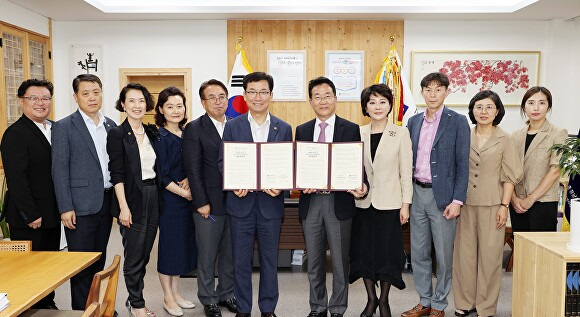 윤건영 충북교육감(왼쪽 여섯번째)과 차우규 한국교원대학교 총장(왼쪽 일곱번째) 등 관계자들이 30일 충북교육청 집무실에서 업무 협약을 하고 기념 촬영을 하고 있다. [사진=충북교육청]