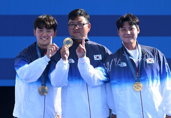 파리올림픽 금메달을 일군 남자 양궁 대표팀 김제덕(왼쪽부터), 김우진, 이우석. 손가락 2개와 메달로 '3'을 만드는 세리머니를 펼쳤다. 파리=김성룡 기자