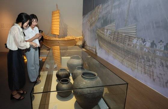 2부 전시실 모습. 한강을 거슬러 한양으로 가는 과정을 담고 있다. 송봉근 기자 20240729