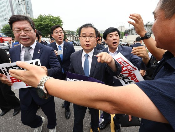 김승원 더불어민주당 국회 법제사법위원회 간사를 비롯한 야당 법사위원들이 대통령 탄핵발의청원 증인 출석요구서 대리 수령 약속 번복 관련 야당 법사위원 대통령실 항의 방문을 위해 12일 서울 용산구 대통령실 앞에서 이동하던 도중 경찰과 실랑이를 벌이고 있다. 뉴시스