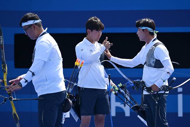 한국 양궁 대표팀 김제덕이 29일(현지시간) 프랑스 파리 앵발리드 경기장에서 열린 2024파리올림픽 남자 리커브 단체 8강 한국과 일본의 경기에서 엄지를 치켜올리고 있다. 2024.7.29 파리=올림픽사진공동취재단/ZU