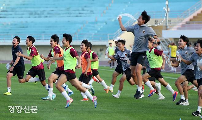 충북 청주대성고 선수들이 30일 제천종합운동장에서 열린 제57회 대통령금배 고교축구대회 서울 보인고와의 준결승에서 승리한 뒤 뛰어나가며 환호하고 있다. 제천 | 조태형 기자 phototom@kyunghyang.com