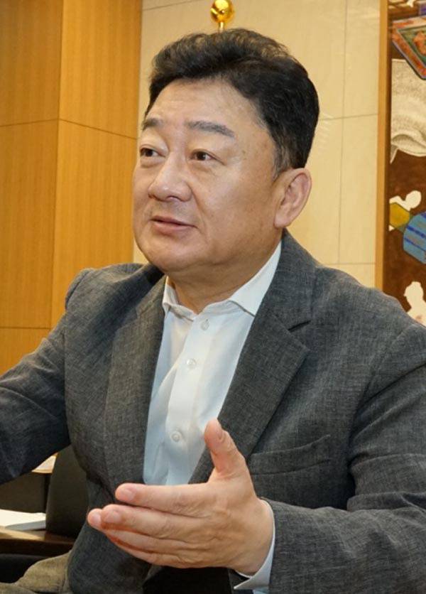 김형준 전 오사카 총영사가 부산과 간사이 지역 협력의 성과를 설명하고 있다.