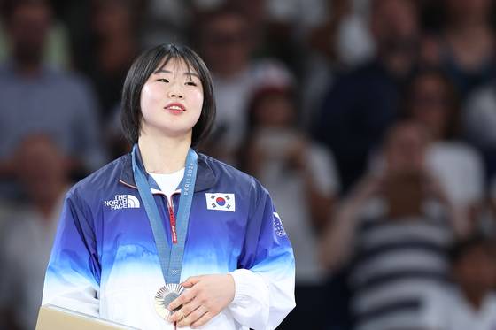 Korean judoka Huh Mi-mi poses with her silver medal at the Paris Olympics at Champ-de-Mars Arena in Paris on Monday. [YONHAP]