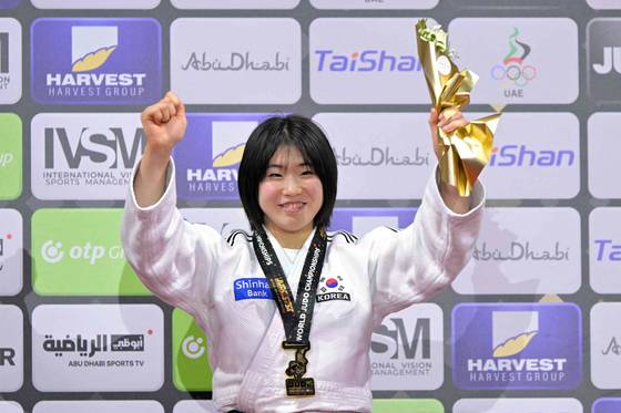 Huh Mi-mi poses on the podium with her gold medal during the World Championships in Abu Dhabi, United Arab Emirates, on May 20. [AFP/YONHAP]