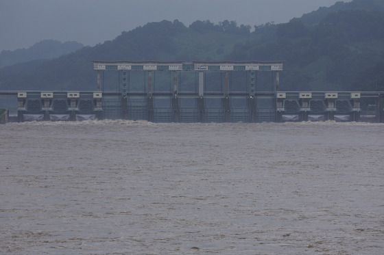 A dam in the border county of Yeoncheon, Gyeonggi, discharges water on July 23. [YONHAP]