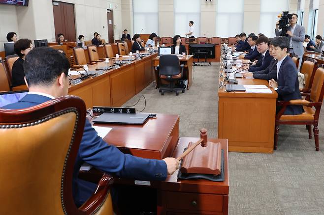 국회 행정안전위원회 신정훈 위원장이 30일 국회에서 열린 행정안전위원회 전체회의에서 조지호 경찰청장 후보자 인사청문회에 불출석한 이원모 대통령실 공직기강비서관(前 인사비서관)과 이종호 전 블랙펄인베스트먼트 대표에 대한 고발의 건을 의결하고 있다. 연합뉴