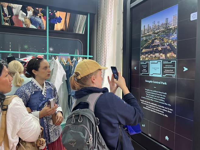 코리아하우스에서 지역관광명소 정보를 읽고 있는 관람객들의 모습.(한국관광공사 제공)