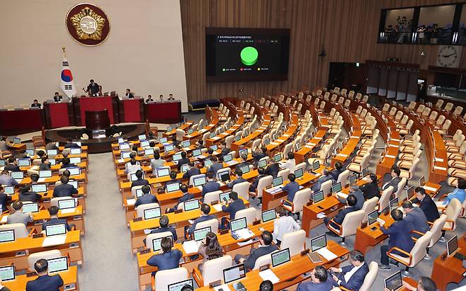 30일 오전 국회 본회의에서 ‘방송 4법’인 교육방송공사법(EBS법) 개정안이 야당 단독으로 통과되고 있다. [사진 출처 = 연합뉴스]