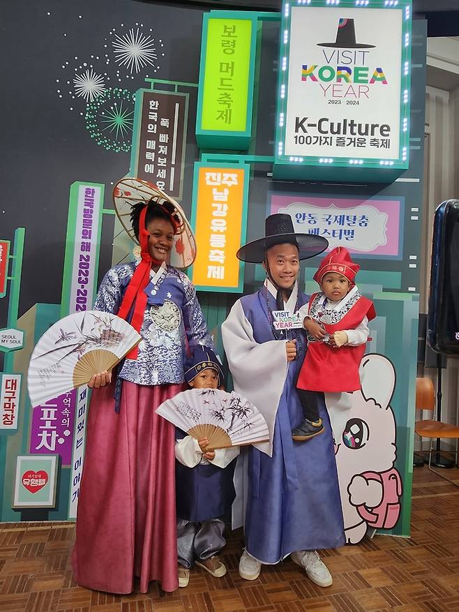 한국방문의 포토존에서 한복체험을 즐기는 외국인 / 사진=한국관광공사