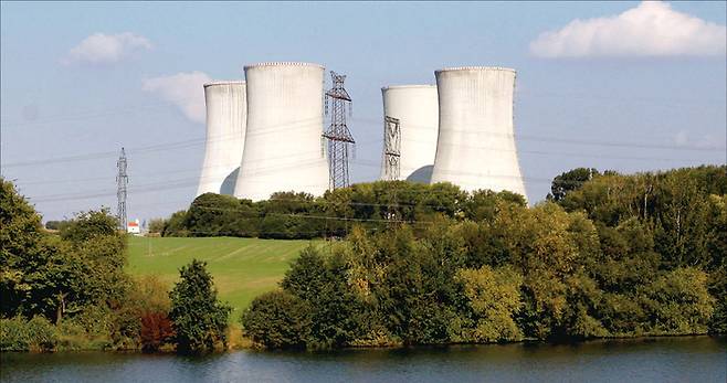 한국이 프랑스를 제치고 체코 원전 사업을 따내면서 재계 안팎 기대가 크다. 사진은 체코 두코바니에서 가동 중인 원전. (AP)