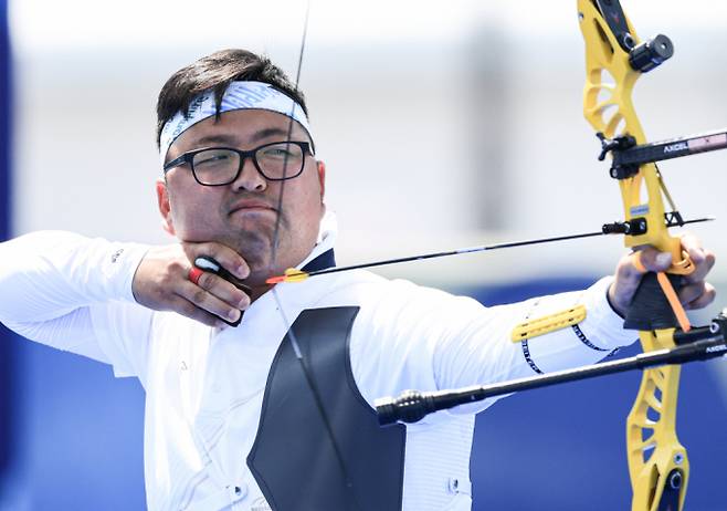 한국 남자 양궁 대표 김우진이 단체전 금메달을 획득하면서 누적 포상금이 1억3000만원을 넘어선 것으로 파악됐다. 사진은 김우진이 2024 파리올림픽에서 활시위를 당기는 모습. /사진=뉴스1