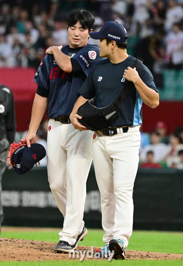 2024년 7월 30일 인천 SSG랜더스필드에서 '2024 신한 SOL Bank KBO리그, 롯데 자이언츠와 SSG 랜더스의 경기가 열렸다. 롯데 최이준이 3회말 2사 후 오태곤 타석 때 어깨 부상으로 교체되고 있다./인천 = 유진형 기자 zolong@mydaily.co.kr