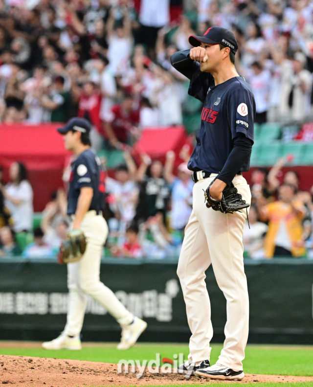 2024년 7월 30일 인천 SSG랜더스필드에서 '2024 신한 SOL Bank KBO리그, 롯데 자이언츠와 SSG 랜더스의 경기가 열렸다. 롯데 선발투수 윤성빈이 2회말 무사 1루서 SSG 이지영에게 2점 홈런을 허용한 뒤 허탈해하고 있다./인천 = 유진형 기자 zolong@mydaily.co.kr