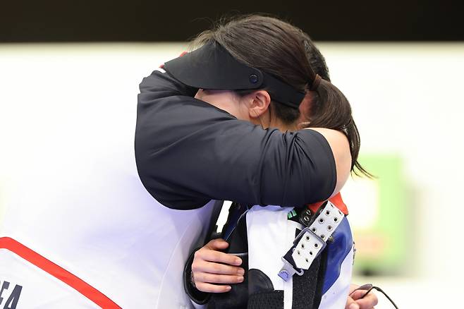 29일(현지시간) 프랑스 샤토루 슈팅 센터에서 열린 2024 파리 올림픽 사격 공기소총 10m 여자 결선에서 금메달을 차지한 반효진이 김세호 코치의 품에 안겨 눈물을 흘리고 있다. [연합]