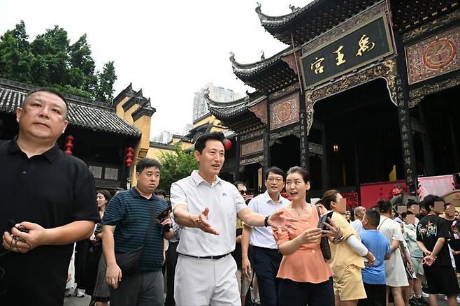 [충칭(중국)=뉴시스]오세훈 시장은 29일 오전(현지시간) 주변 고층 현대빌딩과 신구 조화를 보여주는 명청시대 건축양식의 중국 충칭시호광회관을 둘러보고 있다. 2024.07.30. (사진=서울시 제공)  *재판매 및 DB 금지