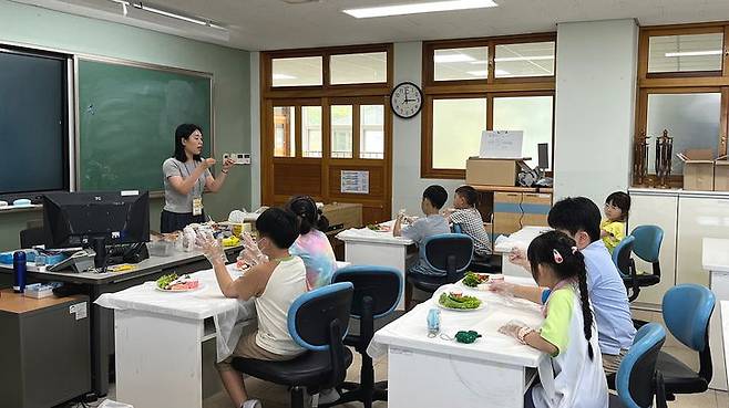 [계룡=뉴시스]계룡시가 학생을 대상으로 건강한 돌봄놀이터를 운영하고 있다. 2024. 07. 30  *재판매 및 DB 금지