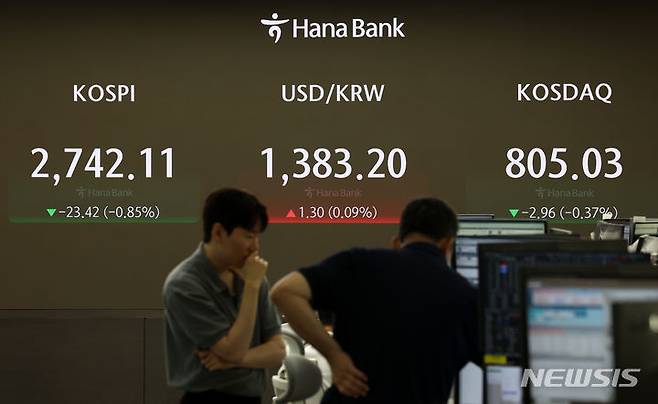 [서울=뉴시스] 이영환 기자 = 30일 오전 서울 중구 하나은행 딜링룸 전광판에 지수가 표시되고 있다. 2024.07.30. 20hwan@newsis.com