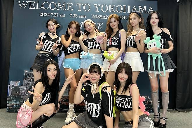 그룹 트와이스가 지난 27~28일 일본 가나가와 닛산 스타디움에서 단독 콘서트를 열어 이틀 동안 14만 관객을 만났다. 트와이스 일본 공식 트위터
