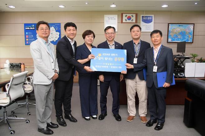 광주광역시는 올해 상반기 시정을 빛낸 '내☆일이 빛나는 공무원' 4명을 선정해 30일 고광완 행정부시장이 표창장을 수여했다. 광주광역시 제공