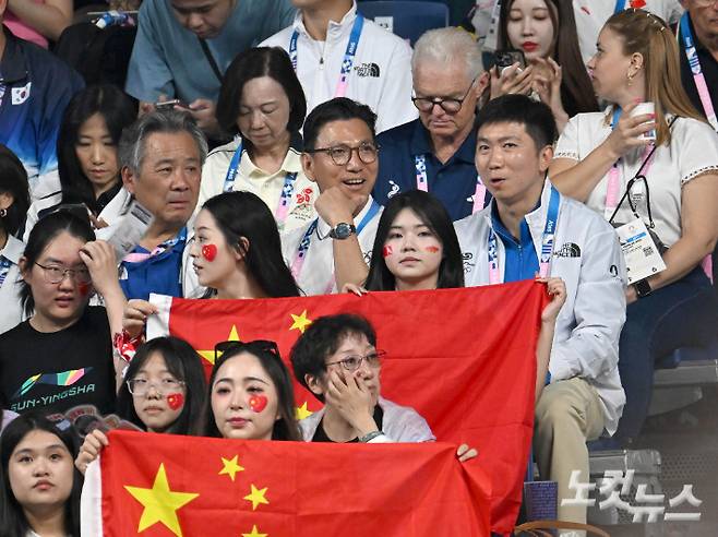 30일(현지시간) 프랑스 파리 아레나 파리 쉬드4에서 열린 2024파리올림픽 탁구 혼성 복식 파이널-동메달 결정전 한국 임종훈, 신유빈과 홍콩 웡춘팅, 두 호이켐의 경기에서 유승민 대한탁구협회장(오른쪽부터), 김재열 IOC위원, 이기흥 대한체육회장이 이야기를 나누고 있다. 2024.7.30 파리=올림픽사진공동취재단/SS 황진환 기자